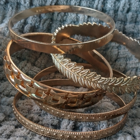 5 Gold Toned Bangle Bracelets - Picture 4 of 6